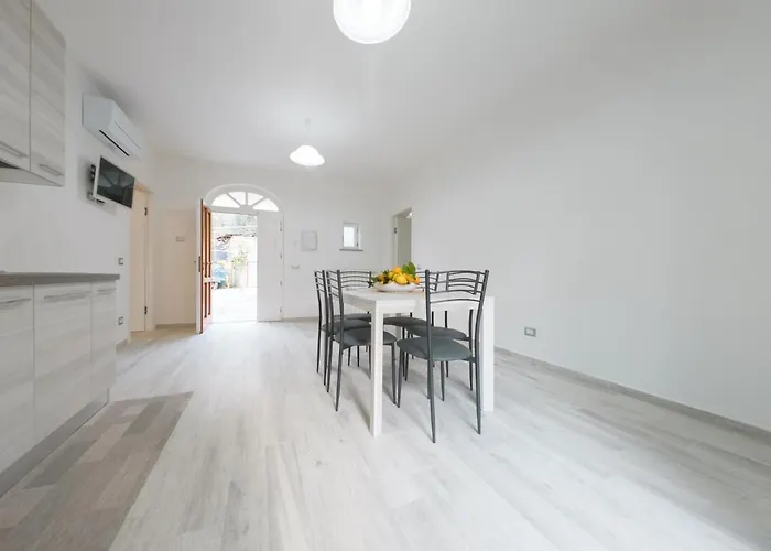 Bed & Breakfast Realty Holidays - The Smile Of The Sun 2*